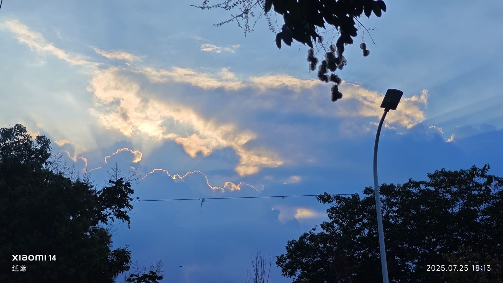 翻到一张之前拍的天空